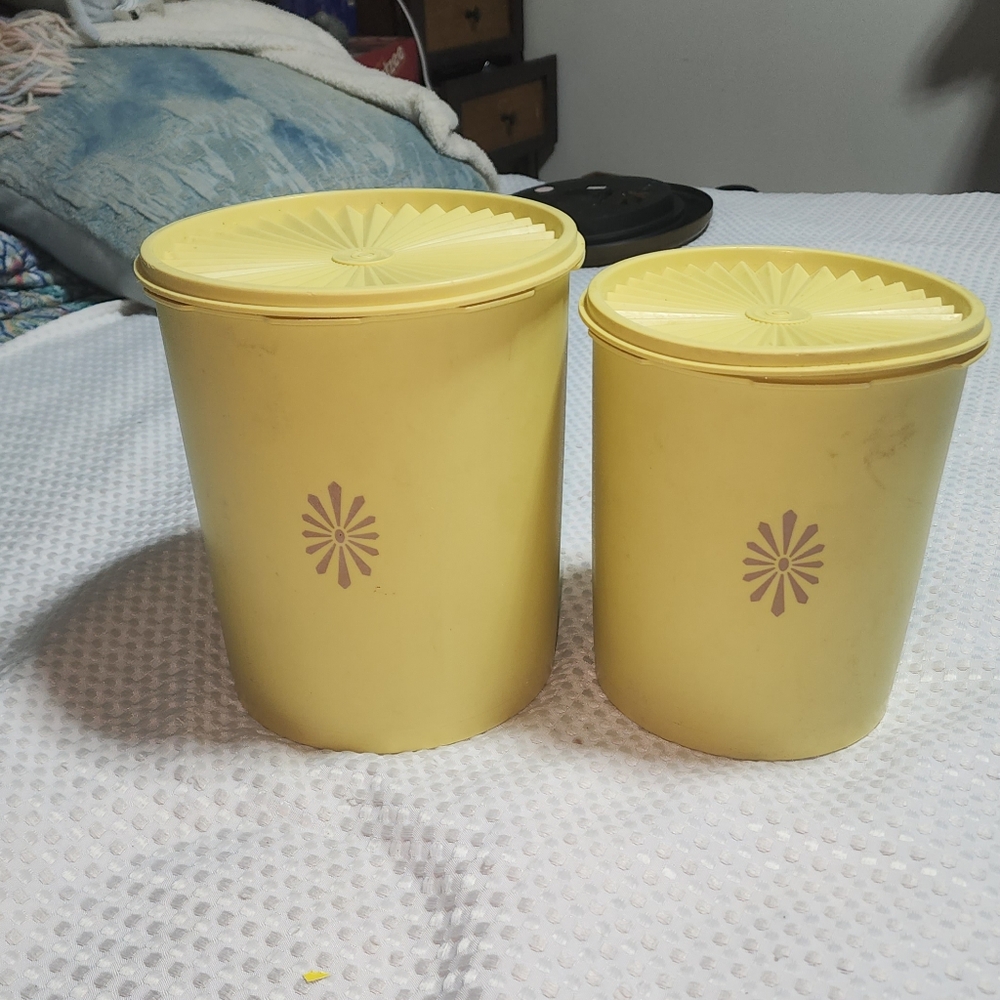 VINTAGE TUPPERWARE SET OF 2 SUNBURST CANISTER SET COLLECTIBLE